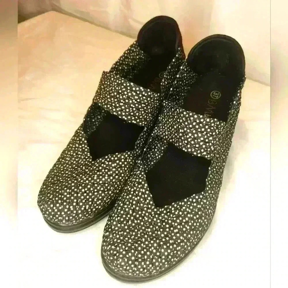 BERNIE  MERV CLOS TOE PUMPS - Picture 1 of 7